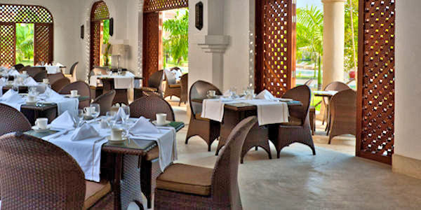 Swahili Beach Resort accommodatie majilis restaurant, Diani Beach in Kenia Swahili Beach Resort accommodatie majilis restaurant, Diani Beach in Kenia