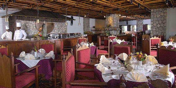 Taita Hills Safari Lodge restaurant, Tsavo West Nationaal Park in Kenia