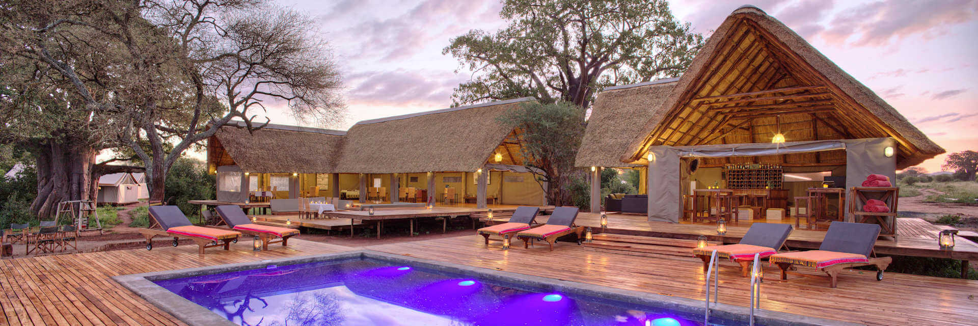 Tarangire Ndovu Tented Lodge is een kleinschalige safarikamp centraal gelegen in het hart van het Tarangire omgeven door weidse savanne en majestueuze baobabbomen. Tarangire Ndovu Tented Lodge is een kleinschalige safarikamp centraal gelegen in het hart van het Tarangire omgeven door weidse savanne en majestueuze baobabbomen.