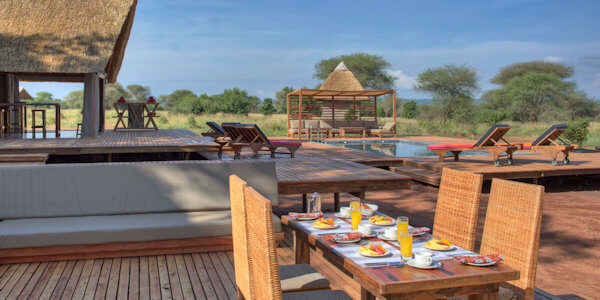 Tarangire Ndovu Tented Lodge accommodatie buiten restaurant, Tarangire Nationaal Park in Tanzania Tarangire Ndovu Tented Lodge accommodatie buiten restaurant, Tarangire Nationaal Park in Tanzania