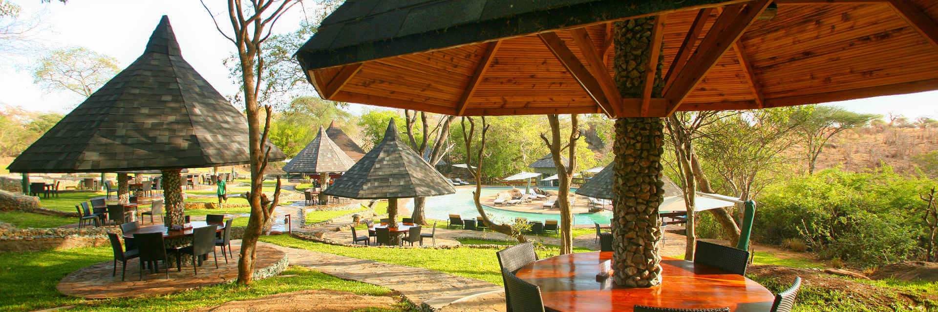 Tarangire Sopa Lodge een grootschalige luxe lodge met zwembad en schaduwrijke zithoeken Tarangire Sopa Lodge een grootschalige luxe lodge met zwembad en schaduwrijke zithoeken