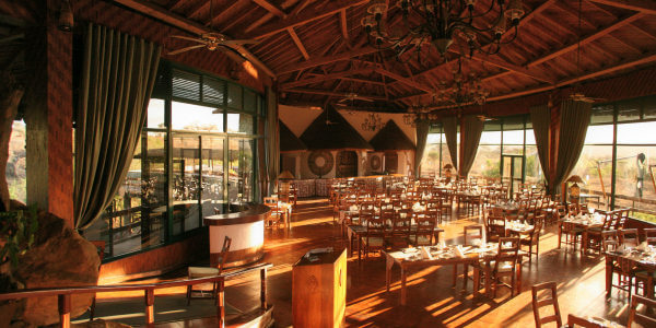 Tarangire Sopa Lodge restaurant met veranda, Tarangire Nationaal Park in Tanzania Tarangire Sopa Lodge restaurant met veranda, Tarangire Nationaal Park in Tanzania