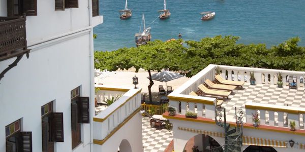 Tembo House Hotel zonneterras uitzicht oude haven, Zanzibar Stone Town in Tanzania Tembo House Hotel zonneterras uitzicht oude haven, Zanzibar Stone Town in Tanzania