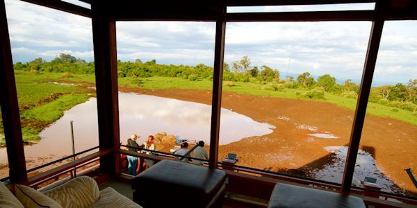 Mogelijkheid tot wild observeren vanaf balkons en vanuit comfortabele sofa’s in de lounge, accommodatie Aberdare Nationaal Park in Kenia