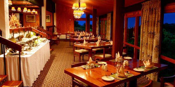 The Ark Lodge dineren met uitzicht op het reservaat in de avond verlicht om wild te observeren. Aberdare Nationaal Park in Kenia