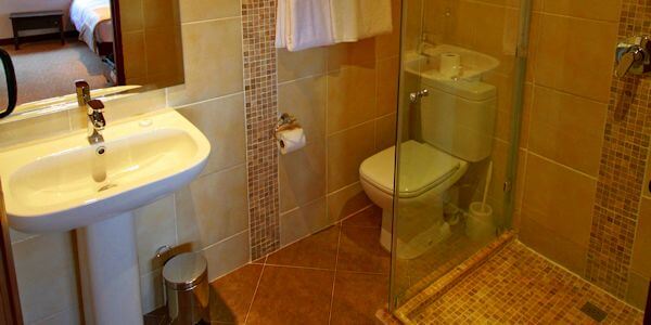 Badkamer inrichting van de standaard kamers in The Ark Lodge