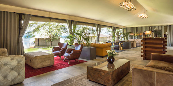 The Cliff Kenya accommodatie interieur lounge en bar, Nakuru Nationaal Park in Kenia