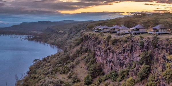 The Cliff Kenya hooggelgen op een klif aan de oevers van het Nakuru nationaal park in Kenia The Cliff Kenya hooggelgen op een klif aan de oevers van het Nakuru nationaal park in Kenia