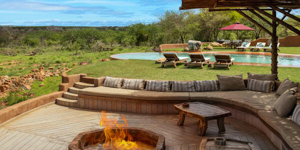 The Hildana Lodge accommodatie lounge terras kampvuur, Tsavo West Nationaal Park in Kenia The Hildana Lodge accommodatie lounge terras kampvuur, Tsavo West Nationaal Park in Kenia
