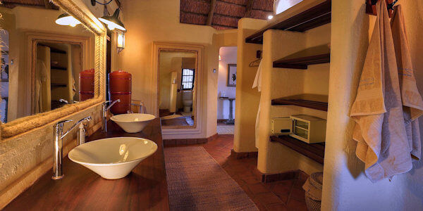 The Hildana Lodge accommodatie standaar badkamer, Tsavo West Nationaal Park in Kenia The Hildana Lodge accommodatie standaar badkamer, Tsavo West Nationaal Park in Kenia