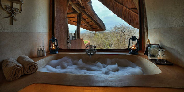 The Hildana Lodge accommodatie honeymoon suite badkamer, Tsavo West Nationaal Park in Kenia The Hildana Lodge accommodatie honeymoon suite badkamer, Tsavo West Nationaal Park in Kenia