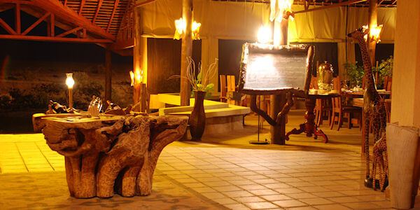 Entree van het restaurant in het Tipilikwani Mara Camp met op de achtergrond het menu voor deze avond. Entree van het restaurant in het Tipilikwani Mara Camp met op de achtergrond het menu voor deze avond.