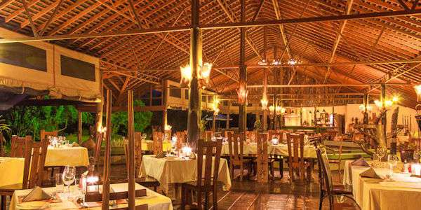 Restaurant in het Tipilikwani Mara Camp waar de maaltijden a' la carte worden aangeboden Restaurant in het Tipilikwani Mara Camp waar de maaltijden a' la carte worden aangeboden