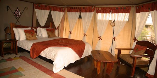 Tipilikwani Mara Camp bestaat uit zeer ruime luxe safari tenten rijk gedecoreerd met en-suite een badkamer. Tipilikwani Mara Camp bestaat uit zeer ruime luxe safari tenten rijk gedecoreerd met en-suite een badkamer.