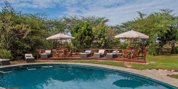 Geniet van een verfrissende duik en relaxen tussen de gamedrives bij het zwembad in Tipilikwani Mara Camp. Geniet van een verfrissende duik en relaxen tussen de gamedrives bij het zwembad in Tipilikwani Mara Camp, accommodatie Masai Mara in Kenia