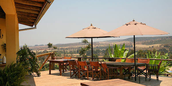 Tloma Mountain Lodge accommodatie uitzicht terras, Ngorongoro Krater in Tanzania Tloma Mountain Lodge accommodatie uitzicht terras, Ngorongoro Krater in Tanzania