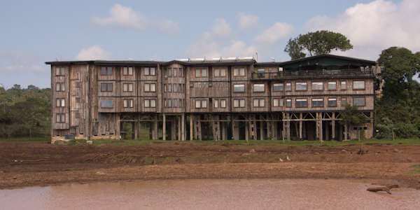 Uitzicht op de Treetops Lodge met uitzicht op de lager gelegen drinkwater plaats. Uitzicht op de Treetops Lodge met uitzicht op de lager gelegen drinkwater plaats.