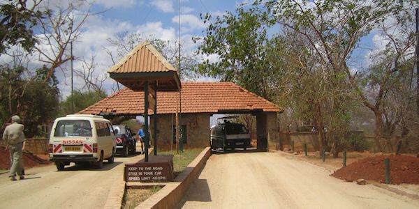 Tsavo Oost Nationaal Park, toegangspoort van het park, het park kent meerdere toegangspoorten