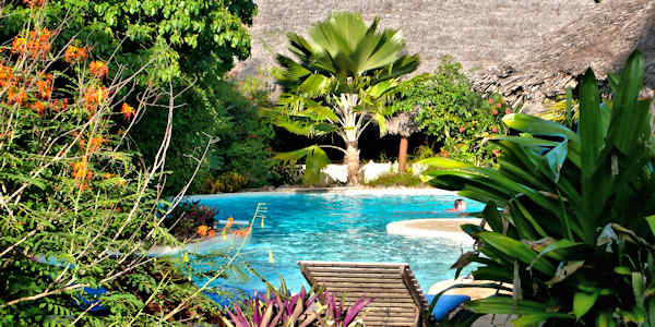 Unguja Lodge zwembad met zonneterras, Zanzibar in Tanzania Unguja Lodge zwembad met zonneterras, Zanzibar in Tanzania