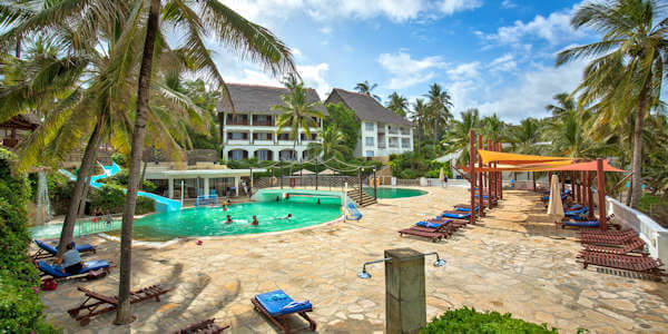 Voyager Beach Resort & Spa accommodatie zwembad met zonneterras, Bamburi en Shanzu Beach in Kenia