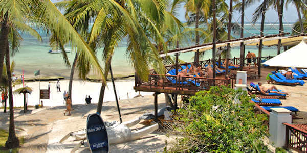 Voyager Beach Resort & Spa verandadek zwembad, Bamburi en Shanzu Beach in Kenia