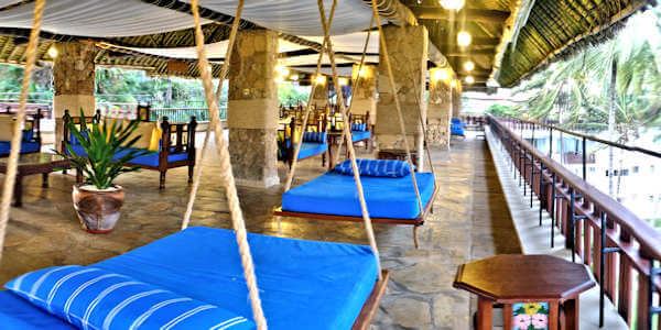 Voyager Beach Resort & Spa lounge en verandadek, Bamburi en Shanzu Beach in Kenia