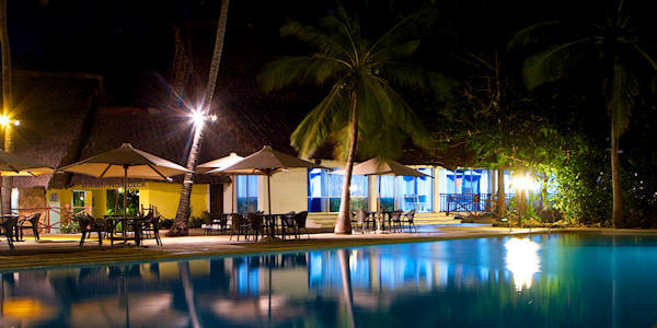 Voyager Beach Resort & Spa - Loungedek cocktailbar - Bamburi en Shanzu Beach, Kenia Voyager Beach Resort & Spa - Loungedek cocktailbar - Bamburi en Shanzu Beach, Kenia