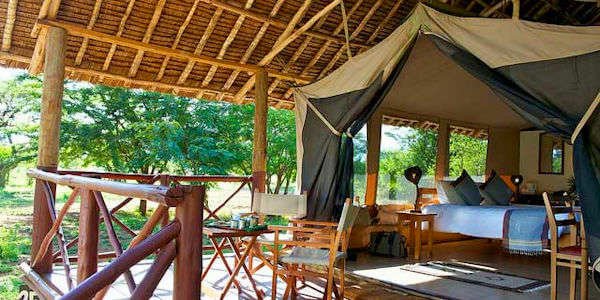 Voyager Ziwani Camp veranda safari tent, Tsavo West Nationaal Park in Kenia Voyager Ziwani Camp veranda safari tent, Tsavo West Nationaal Park in Kenia