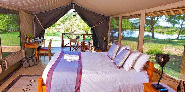 Voyager Ziwani Camp accommodatie inrichting safari tent, Tsavo West Nationaal Park in Kenia Voyager Ziwani Camp accommodatie inrichting safari tent, Tsavo West Nationaal Park in Kenia