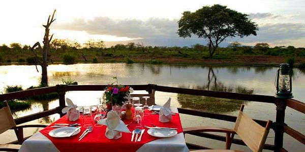 Voyager Ziwani Camp restaurant uitzicht drinkwaterplaats, Tsavo West Nationaal Park in Kenia Voyager Ziwani Camp restaurant uitzicht drinkwaterplaats, Tsavo West Nationaal Park in Kenia