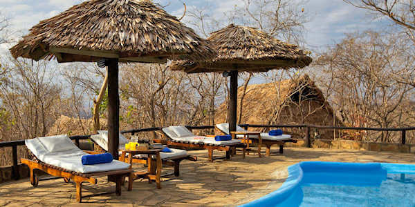 Vuma Hills Tented Camp accommodatie zwembad bij restaurant, Mikumi Nationaal Park in Tanzania Vuma Hills Tented Camp accommodatie zwembad bij restaurant, Mikumi Nationaal Park in Tanzania