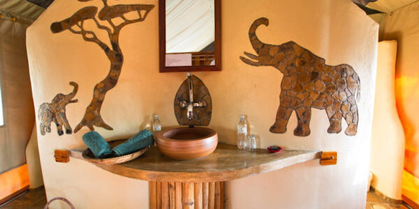 Vuma Hills Tented Camp accommodatie badkamer interieur, Mikumi Nationaal Park in Tanzania Vuma Hills Tented Camp accommodatie badkamer interieur, Mikumi Nationaal Park in Tanzania