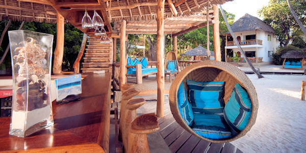 Waterlovers Beach Resort beach bar en lounge, Diani Beach in Kenia