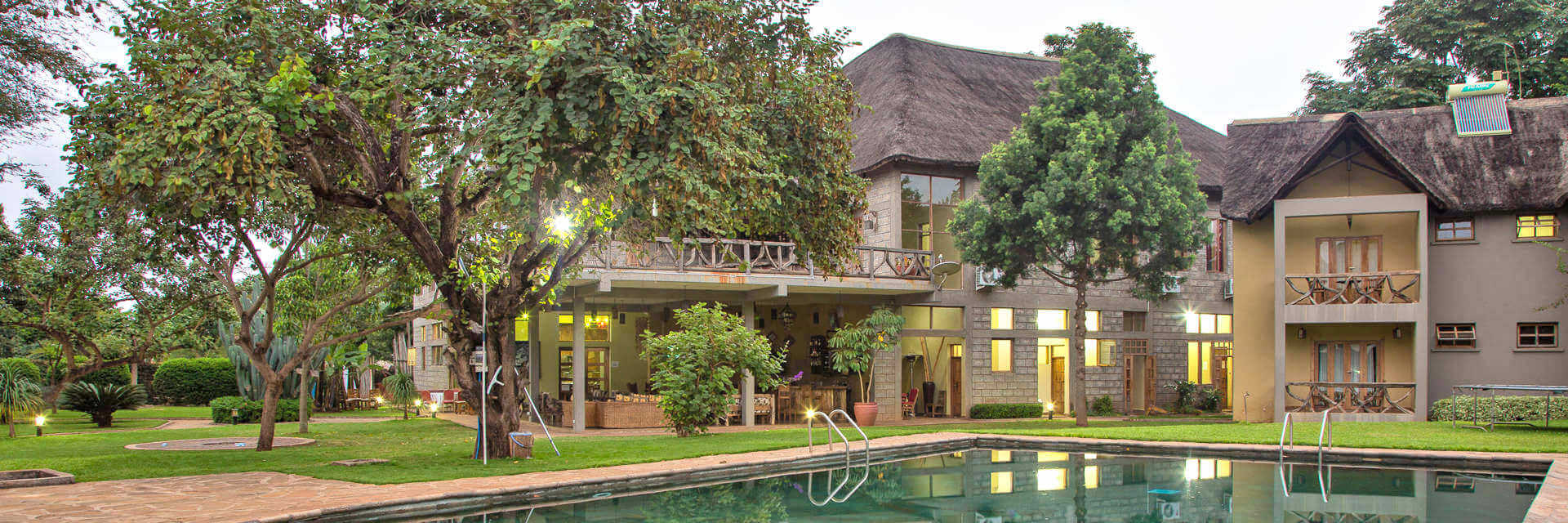 Weru Weru River Lodge ligt aan de westelijke zijde van de Kilimanjaro nabij de stad Moshi Weru Weru River Lodge ligt aan de westelijke zijde van de Kilimanjaro nabij de stad Moshi
