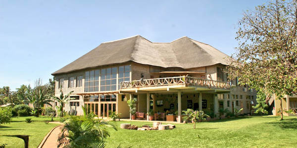 Weru Weru River Lodge lounge en restaurant, Kilimanjaro Nationaal Park in Tanzania Weru Weru River Lodge lounge en restaurant, Kilimanjaro Nationaal Park in Tanzania