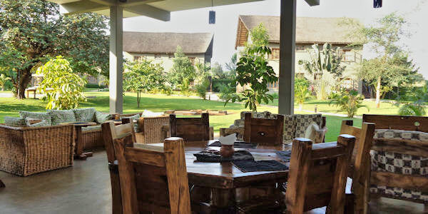 Weru Weru River Lodge uitzicht lounge, Kilimanjaro Nationaal Park in Tanzania Weru Weru River Lodge uitzicht lounge, Kilimanjaro Nationaal Park in Tanzania