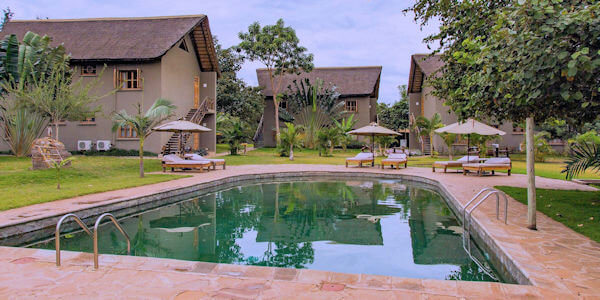 Weru Weru River Lodge accommodatie zwembad met handdoek service, Kilimanjaro Nationaal Park in Tanzania Weru Weru River Lodge accommodatie zwembad met handdoek service, Kilimanjaro Nationaal Park in Tanzania