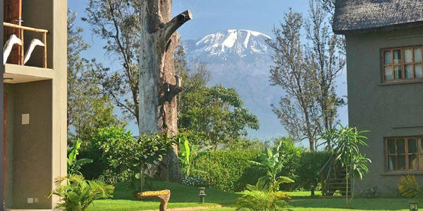 Weru Weru River Lodge vergezicht mount kilimanjaro, Kilimanjaro Nationaal Park in Tanzania Weru Weru River Lodge vergezicht mount kilimanjaro, Kilimanjaro Nationaal Park in Tanzania