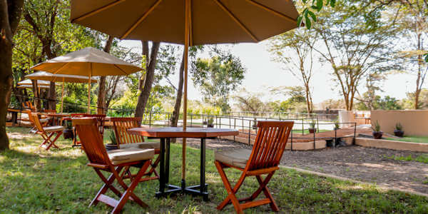Zebra River Camp accommodatie buitenterras, Masai Mara in Kenia