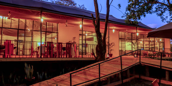 Zebra River Camp lounge en restaurant, Masai Mara in Kenia