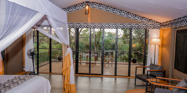 Zebra River Camp accommodatie veranda met schuifpui, Masai Mara in Kenia