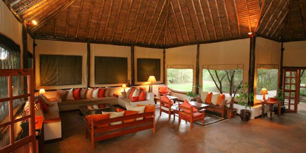 Ziwa Bush Lodge beschikt over een gezellige lounge en restaurant met uitzicht op de forellenvijver. Ziwa Bush Lodge beschikt over een gezellige lounge en restaurant met uitzicht op de forellenvijver.