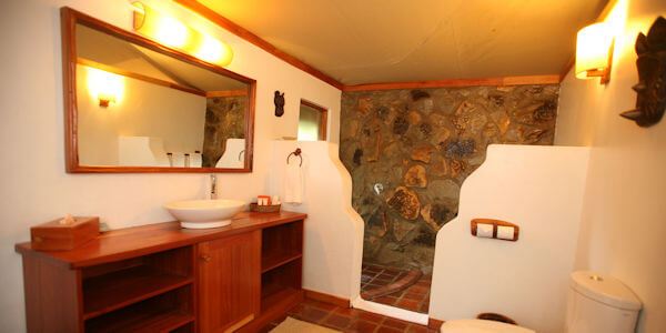 De en-suite badkamer van Ziwa Bush Lodge is van luxe voorzien tijdens uw safari verblijf. De en-suite badkamer van Ziwa Bush Lodge is van luxe voorzien tijdens uw safari verblijf.
