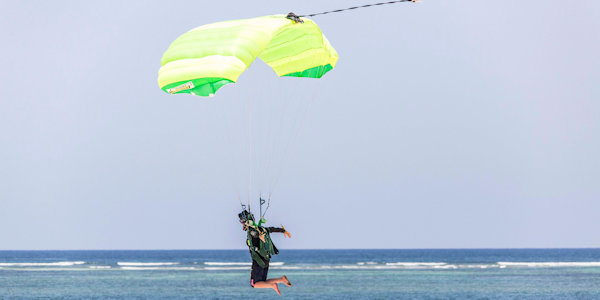 Voor de sportieve reizigers mogelijkheid tot paragliding op het strand van Diani aan de zuidkust van Kenia. Voor de sportieve reizigers mogelijkheid tot paragliding op het strand van Diani aan de zuidkust van Kenia.