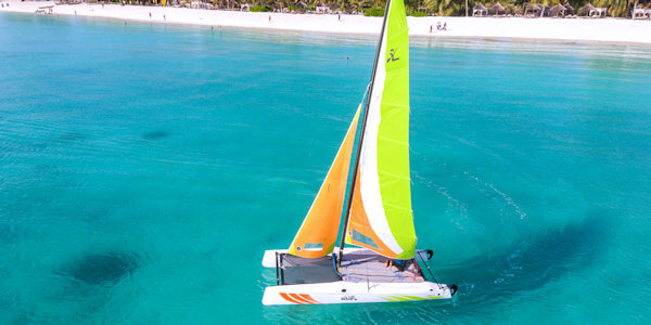Zuri Zanzibar catamaran zeilen, Zanzibar in Tanzania Zuri Zanzibar catamaran zeilen, Zanzibar in Tanzania